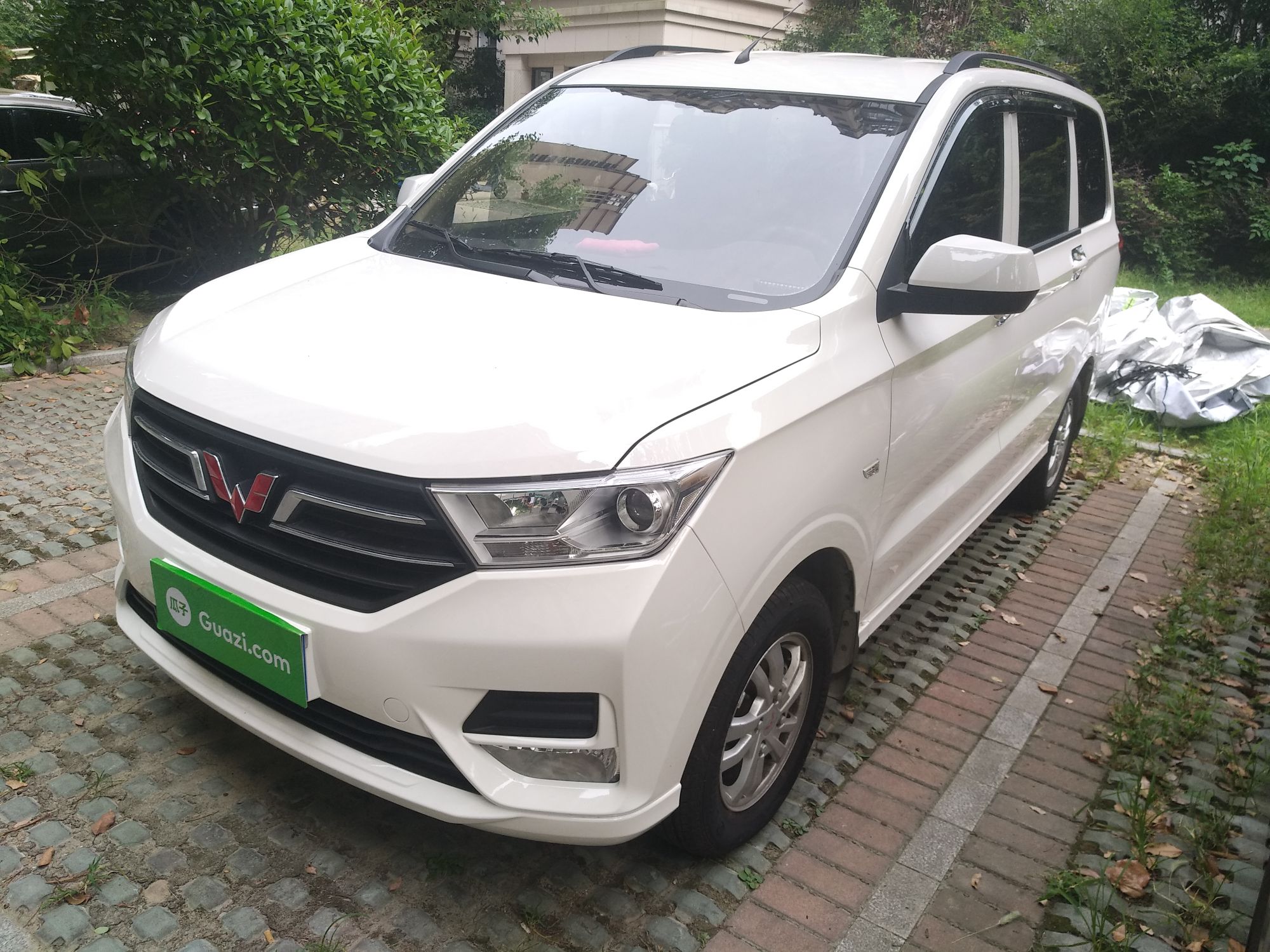 五菱宏光s2019款15l手动5座标准型