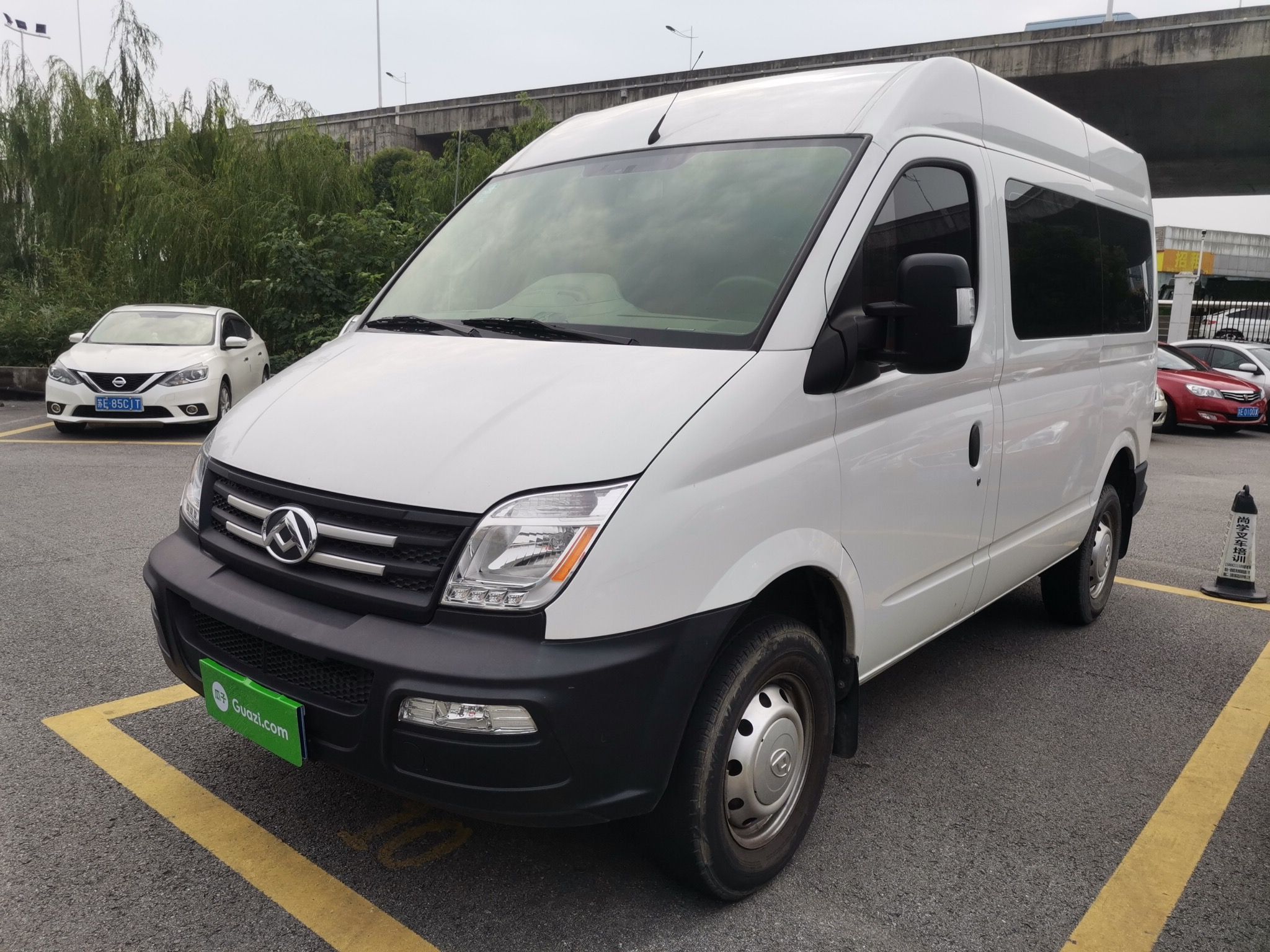 maxus迈克萨斯v802019款25t手动经典款傲运通长轴中顶5座6挡国Ⅴ