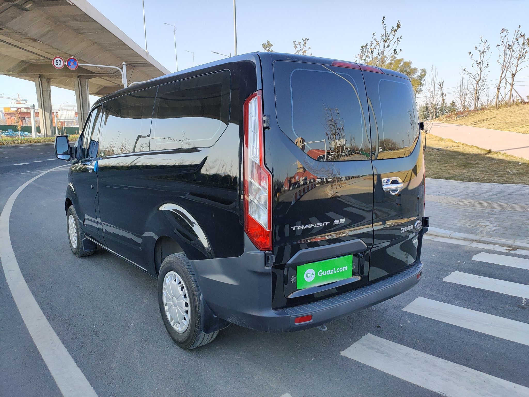 福特全顺2019款20t自动短轴低顶多功能商用车国Ⅵ