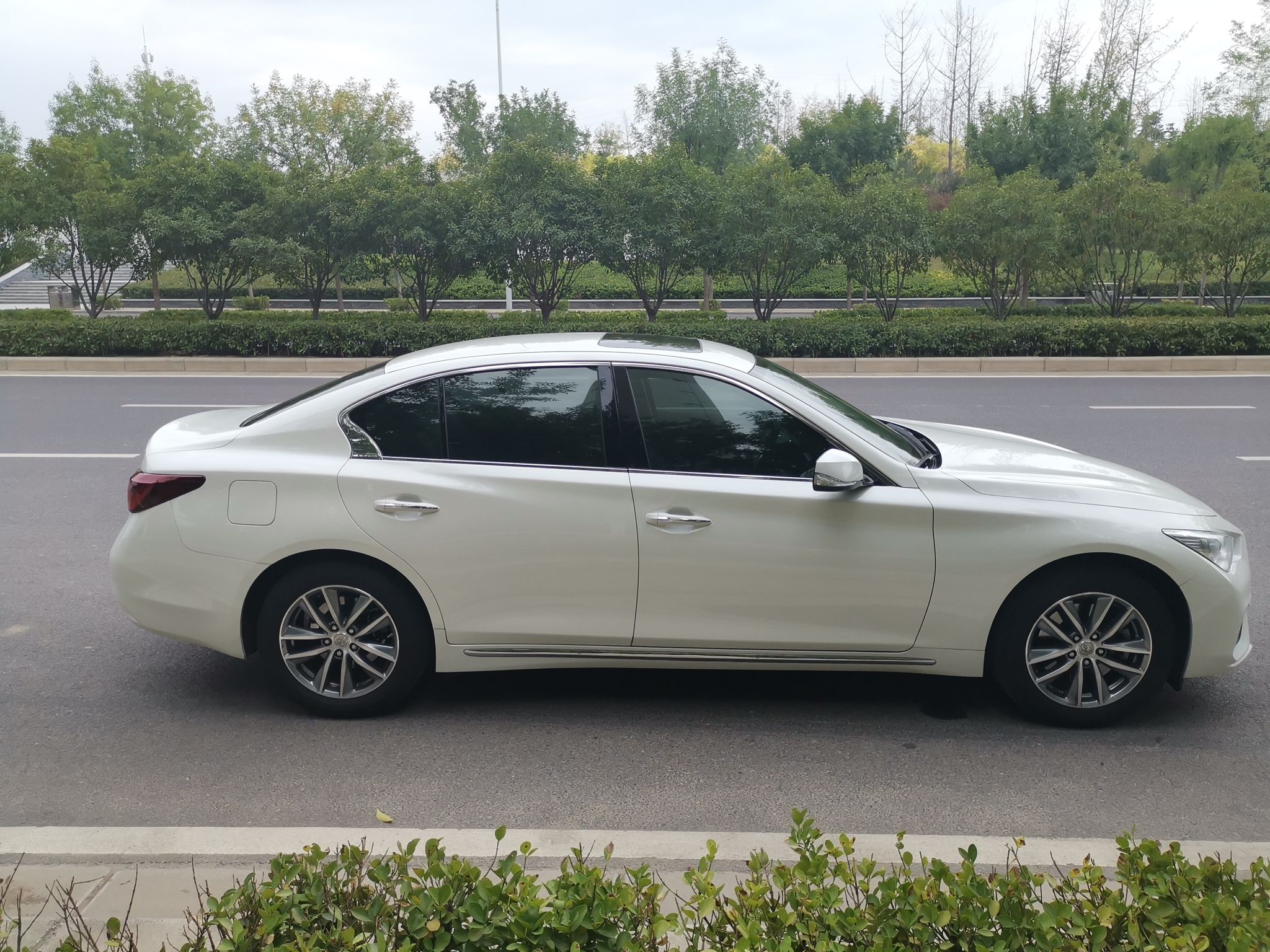 英菲尼迪Q50L 2018款 2.0T 舒适版 国VI