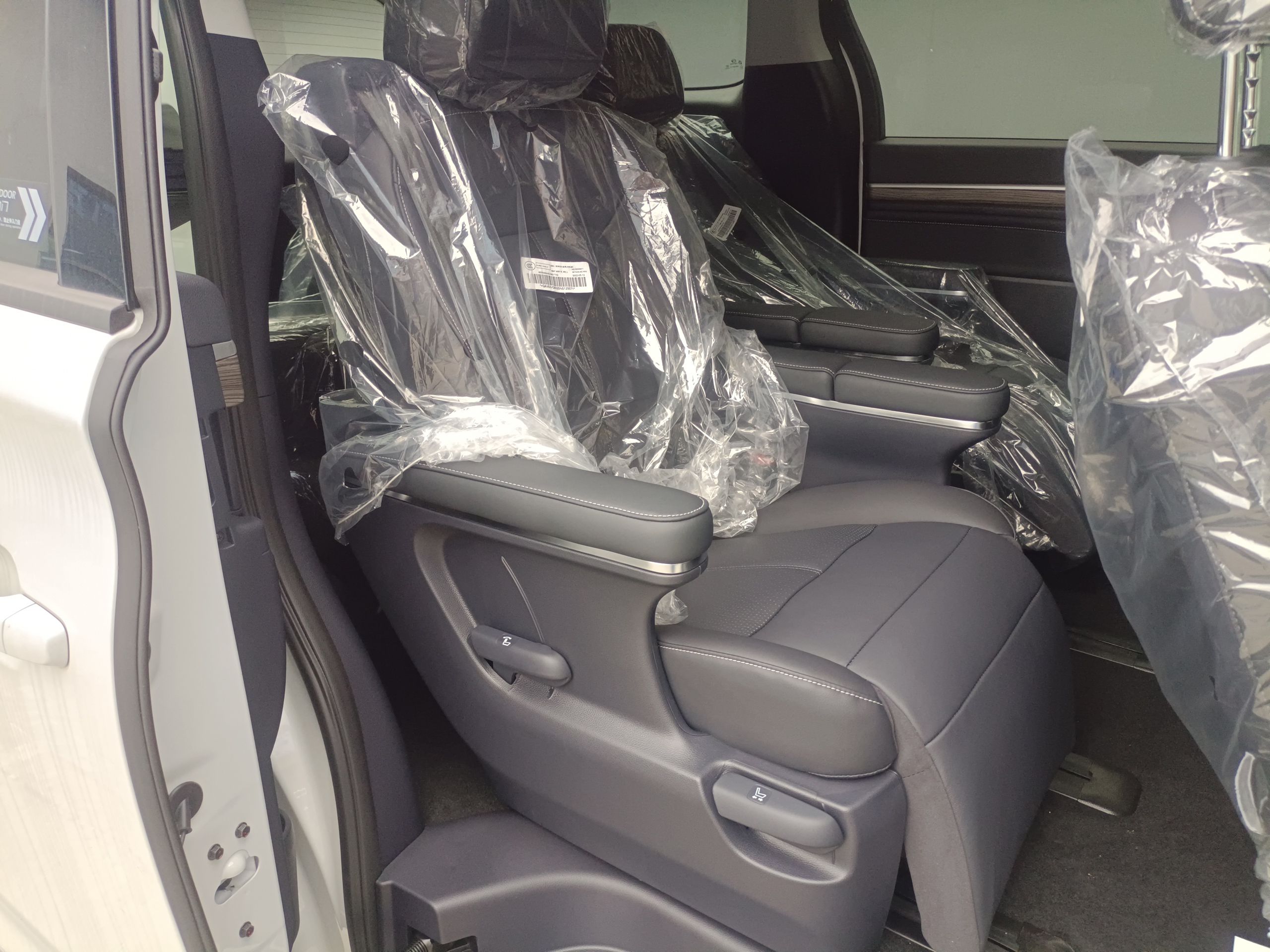 广汽传祺 传祺M8 2023款 领秀系列 390T 尊贵版