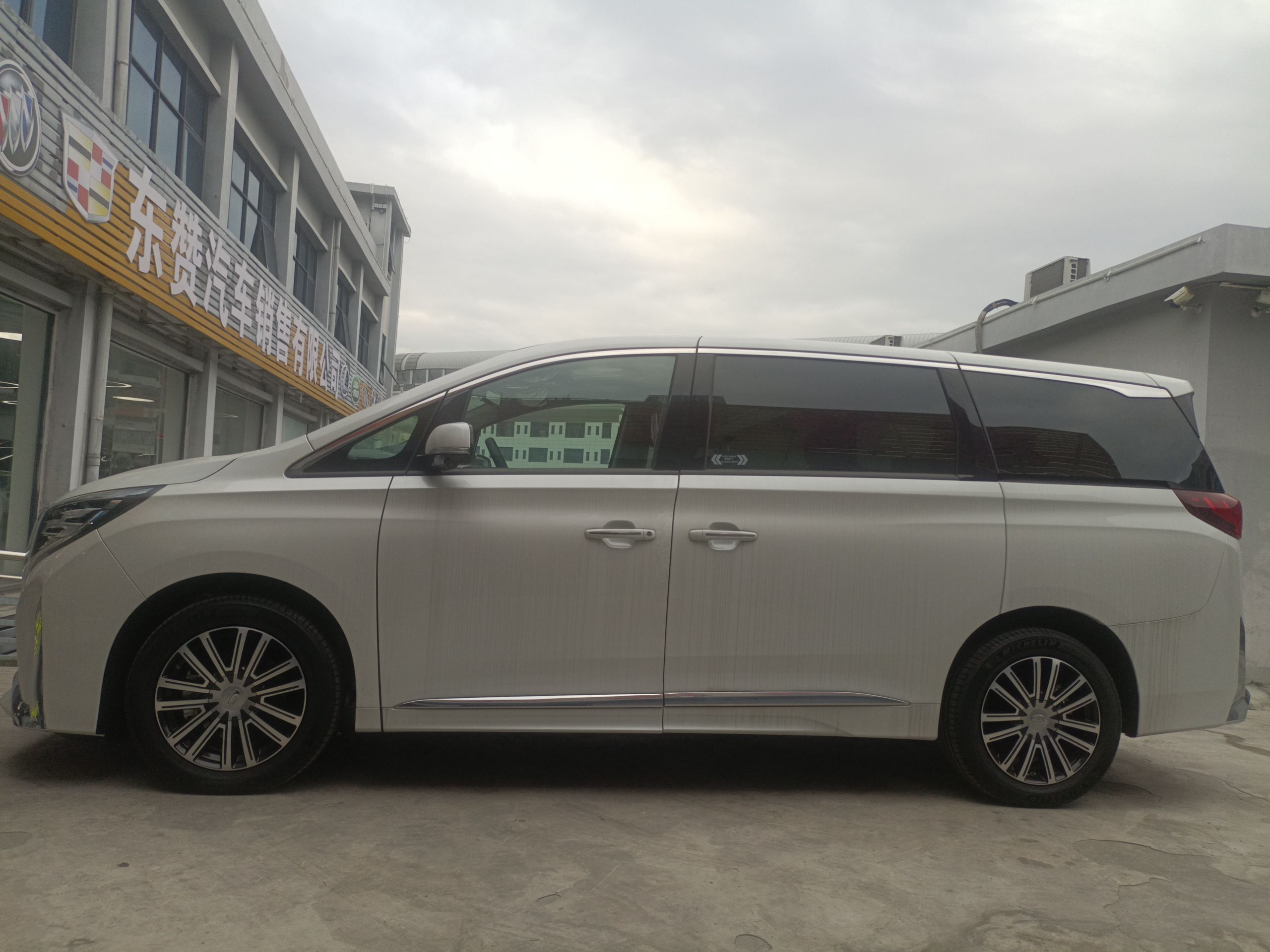 广汽传祺 传祺M8 2023款 领秀系列 390T 尊贵版