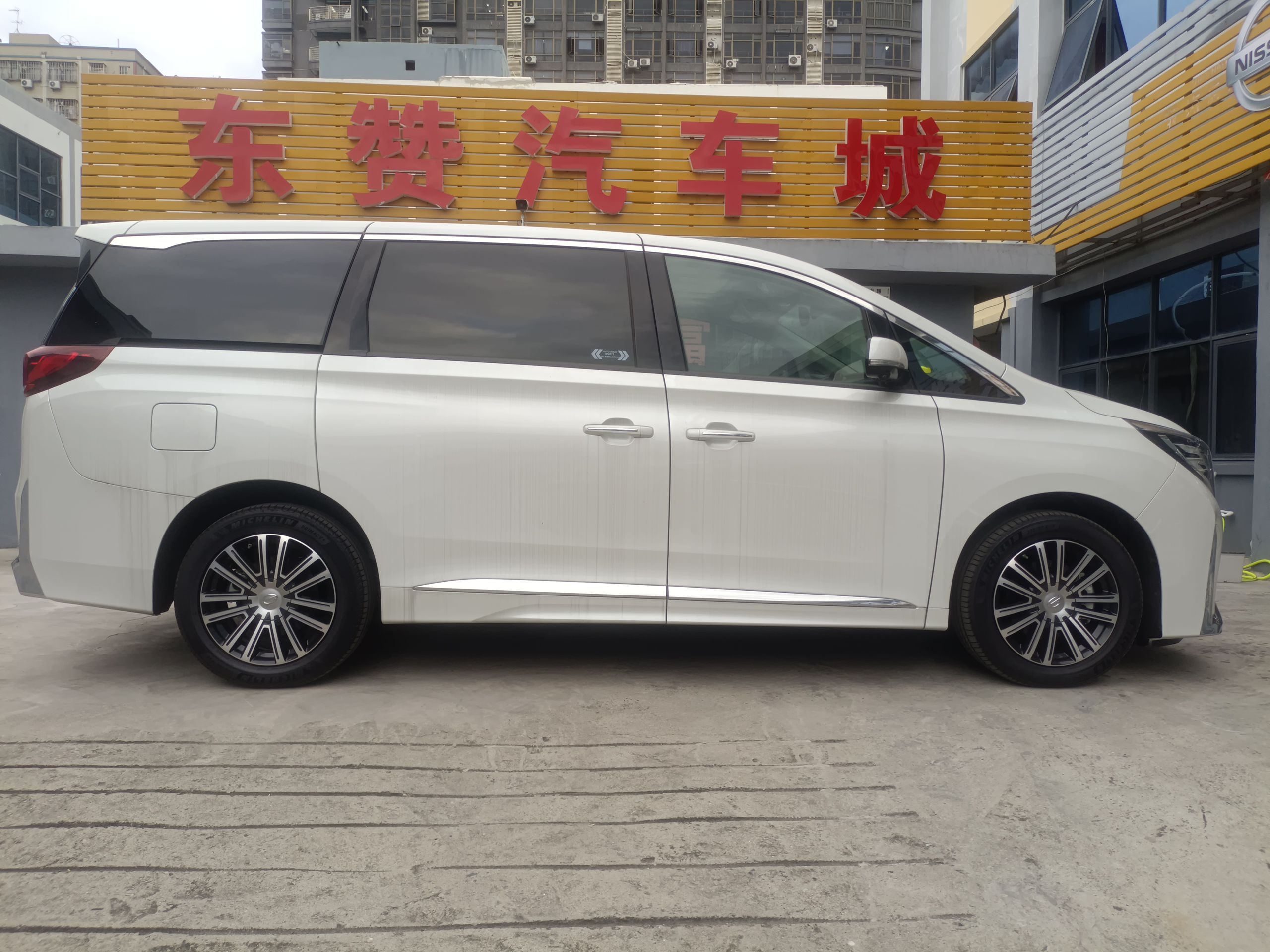 广汽传祺 传祺M8 2023款 领秀系列 390T 尊贵版