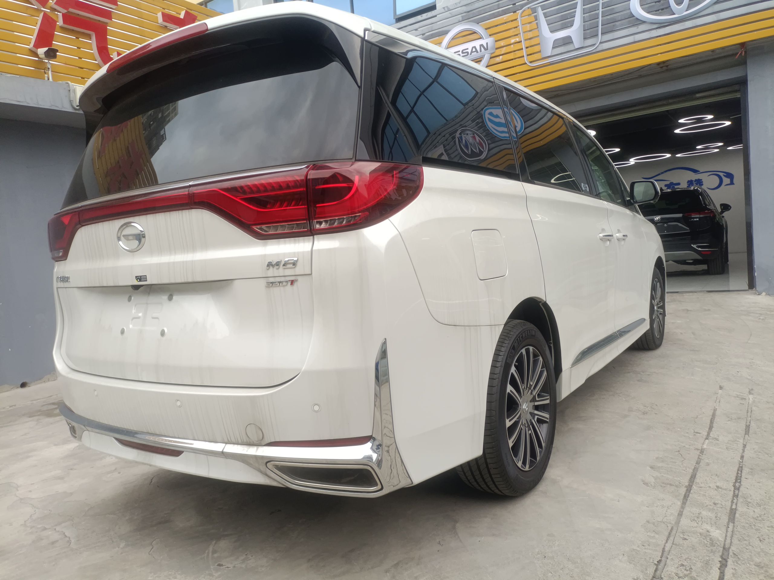 广汽传祺 传祺M8 2023款 领秀系列 390T 尊贵版