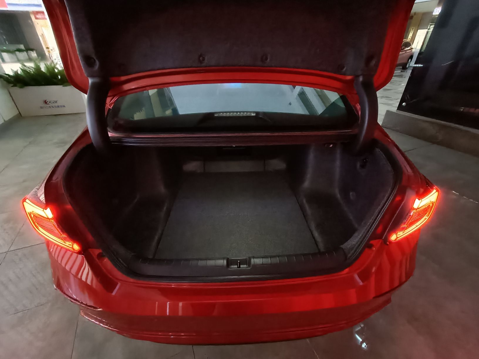 本田 雅阁 2022款 锐·混动 2.0L 幻夜·锐尊版