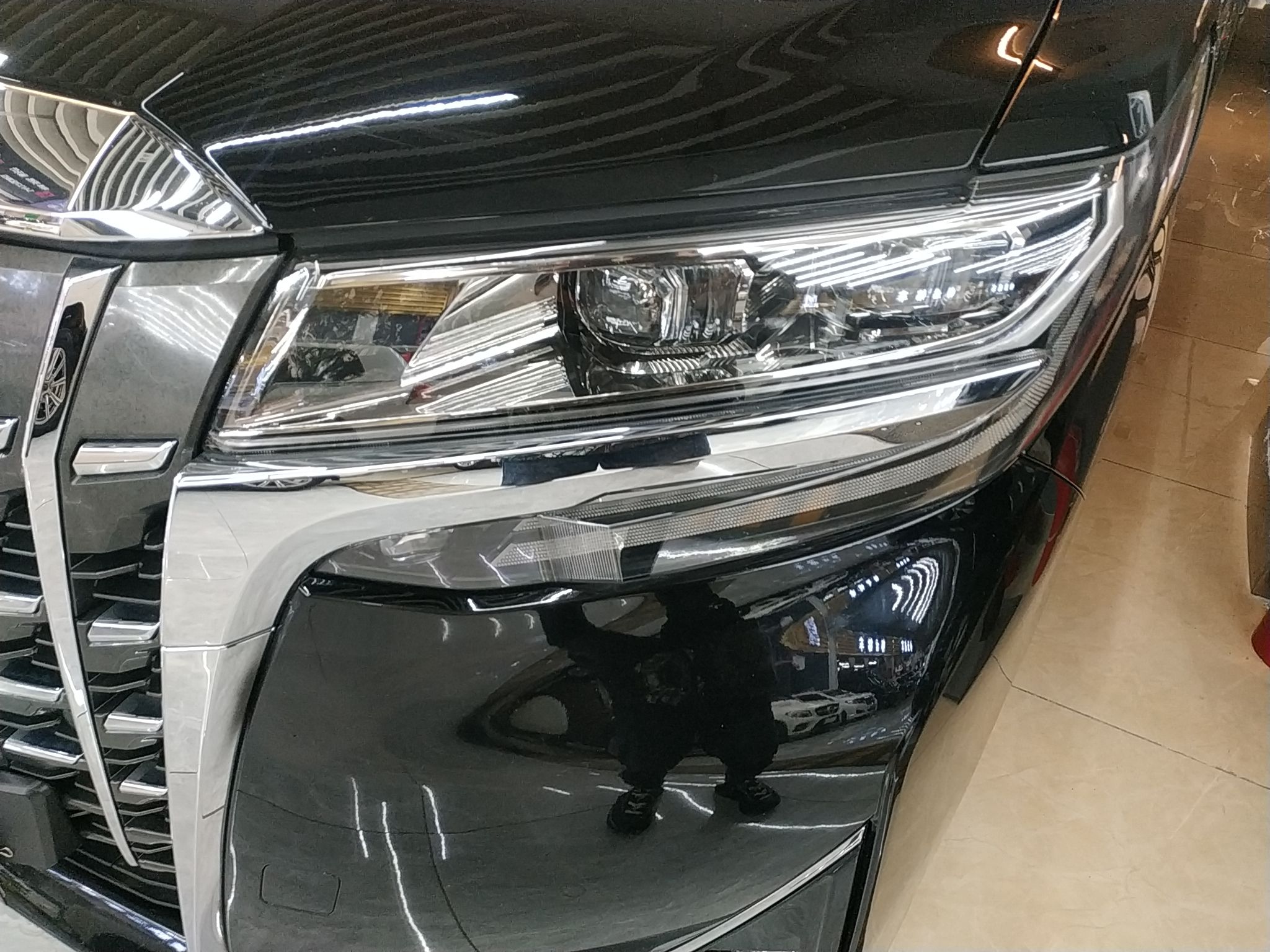 丰田 埃尔法 2020款 双擎 2.5L 尊贵版(进口)