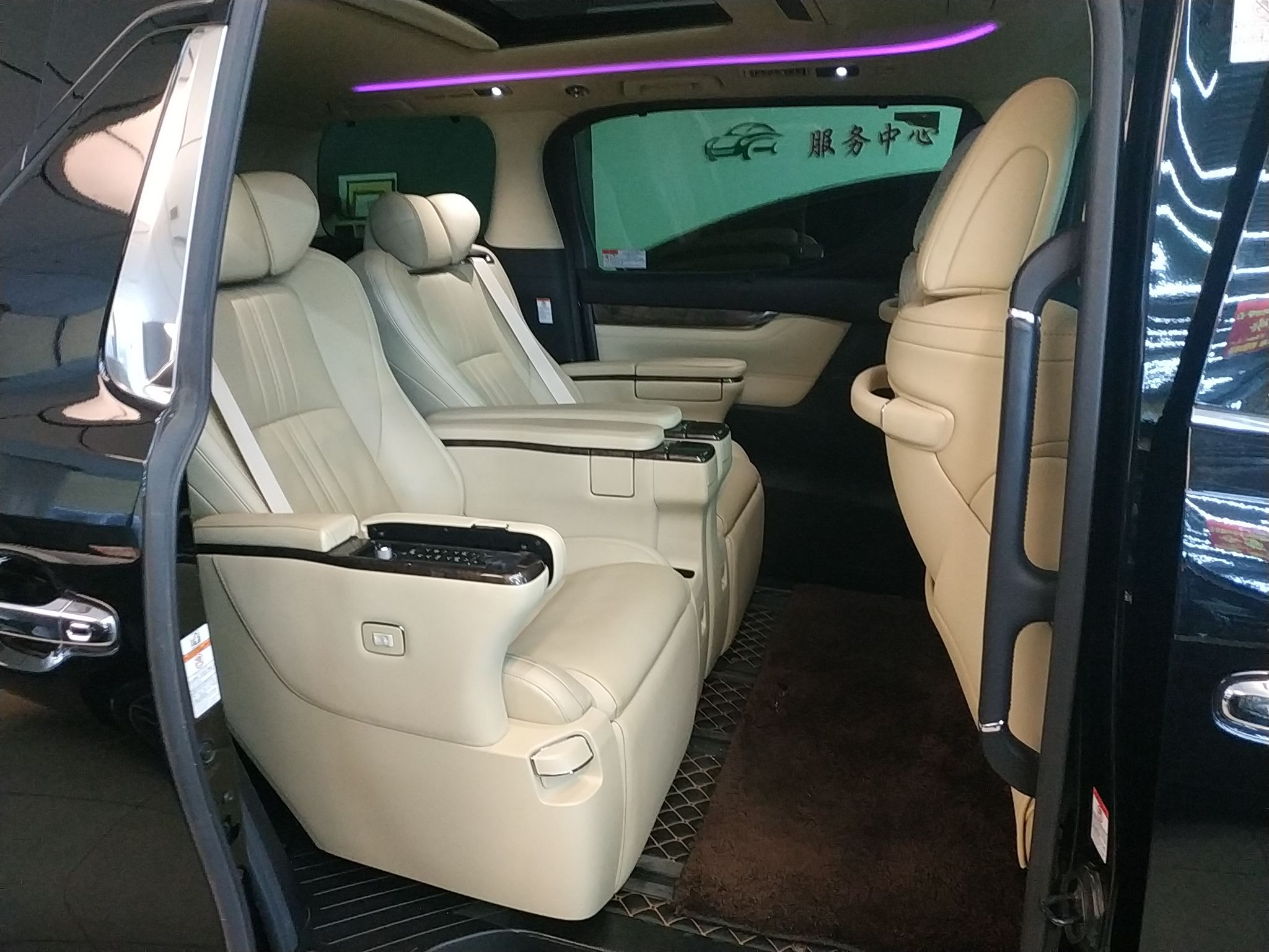 丰田 埃尔法 2020款 双擎 2.5L 尊贵版(进口)