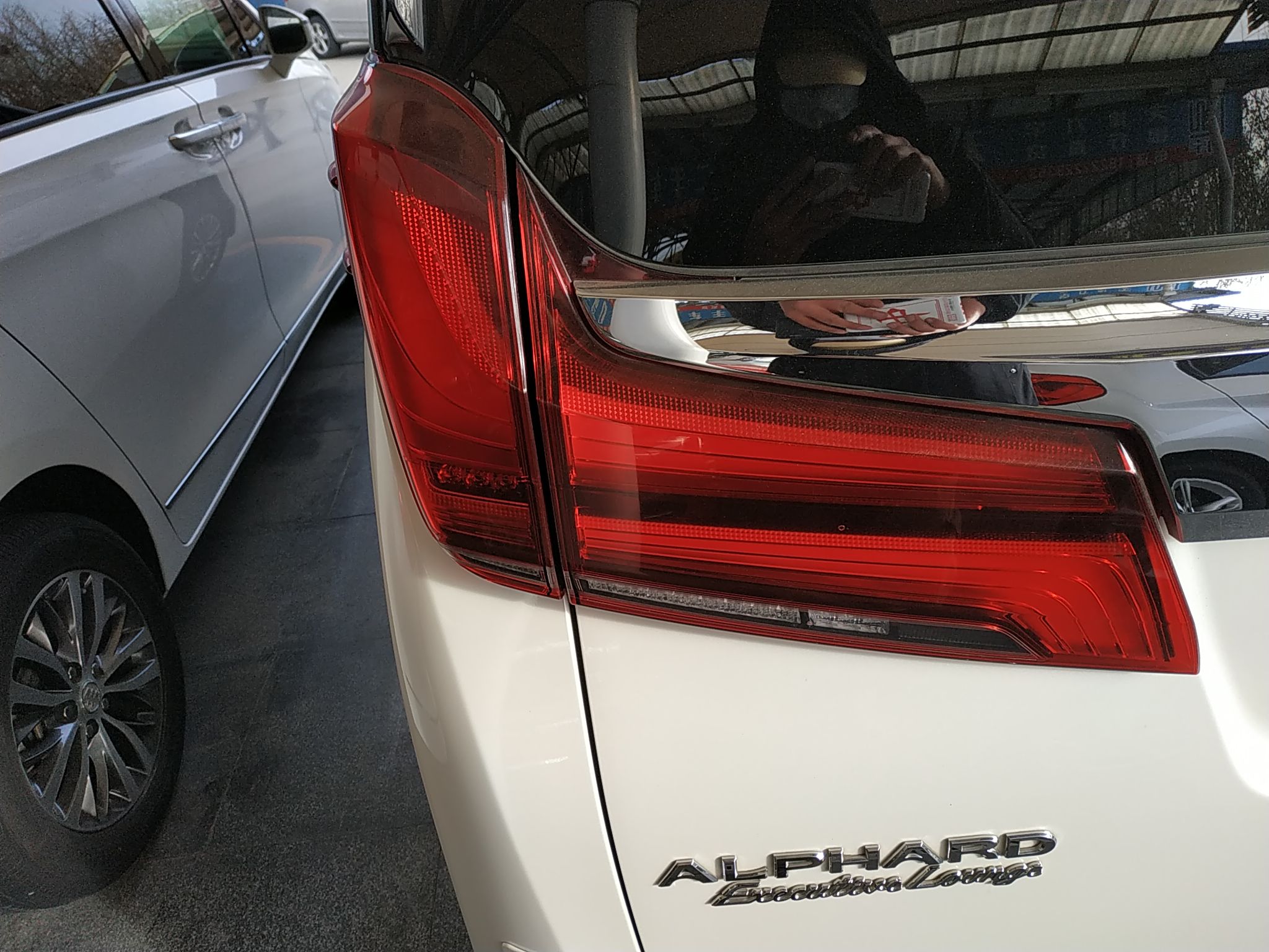 丰田 埃尔法 2019款 双擎 2.5L 尊贵版(进口)