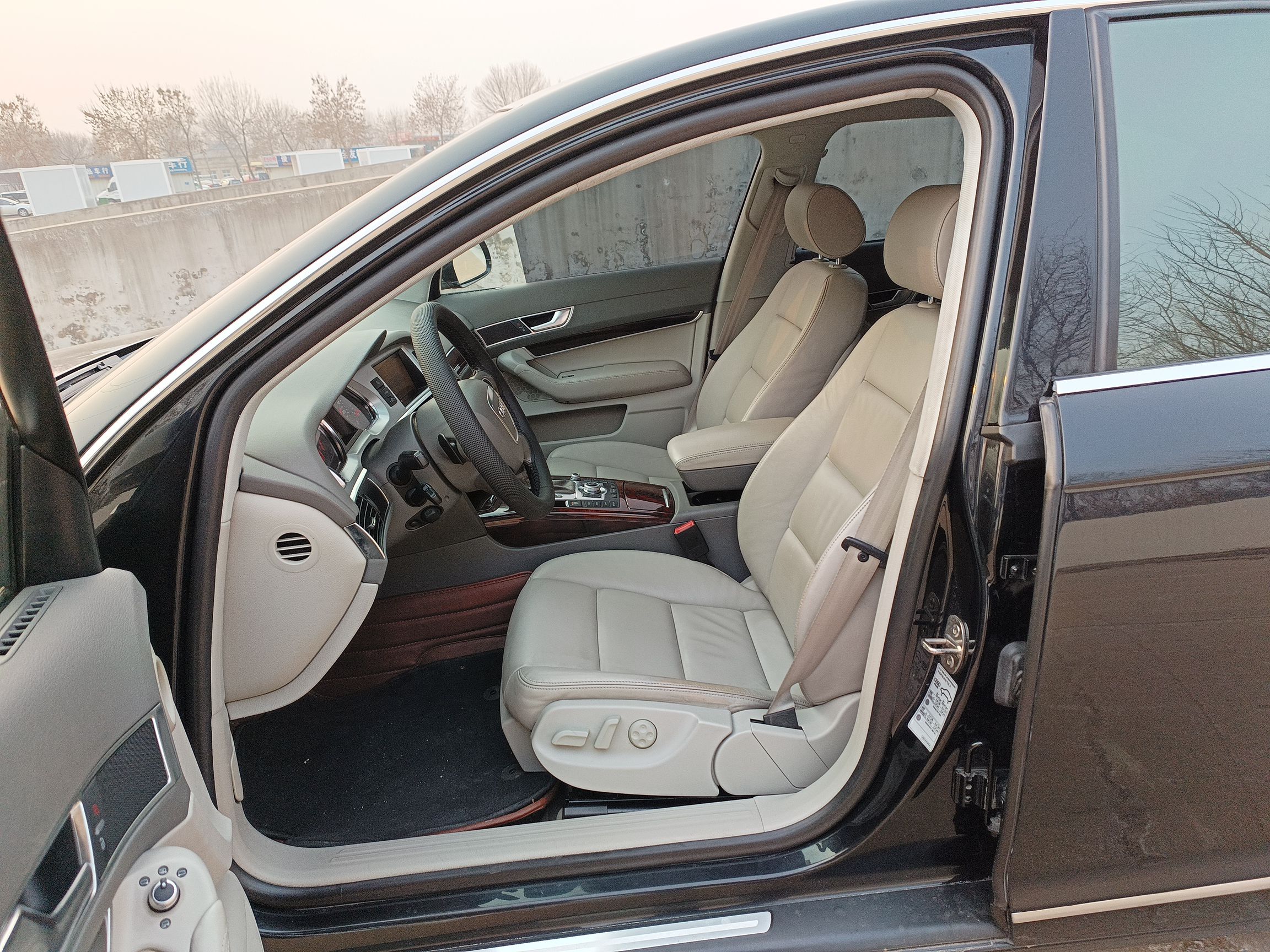 奥迪A6L 2011款 3.0 TFSI quattro 豪华型