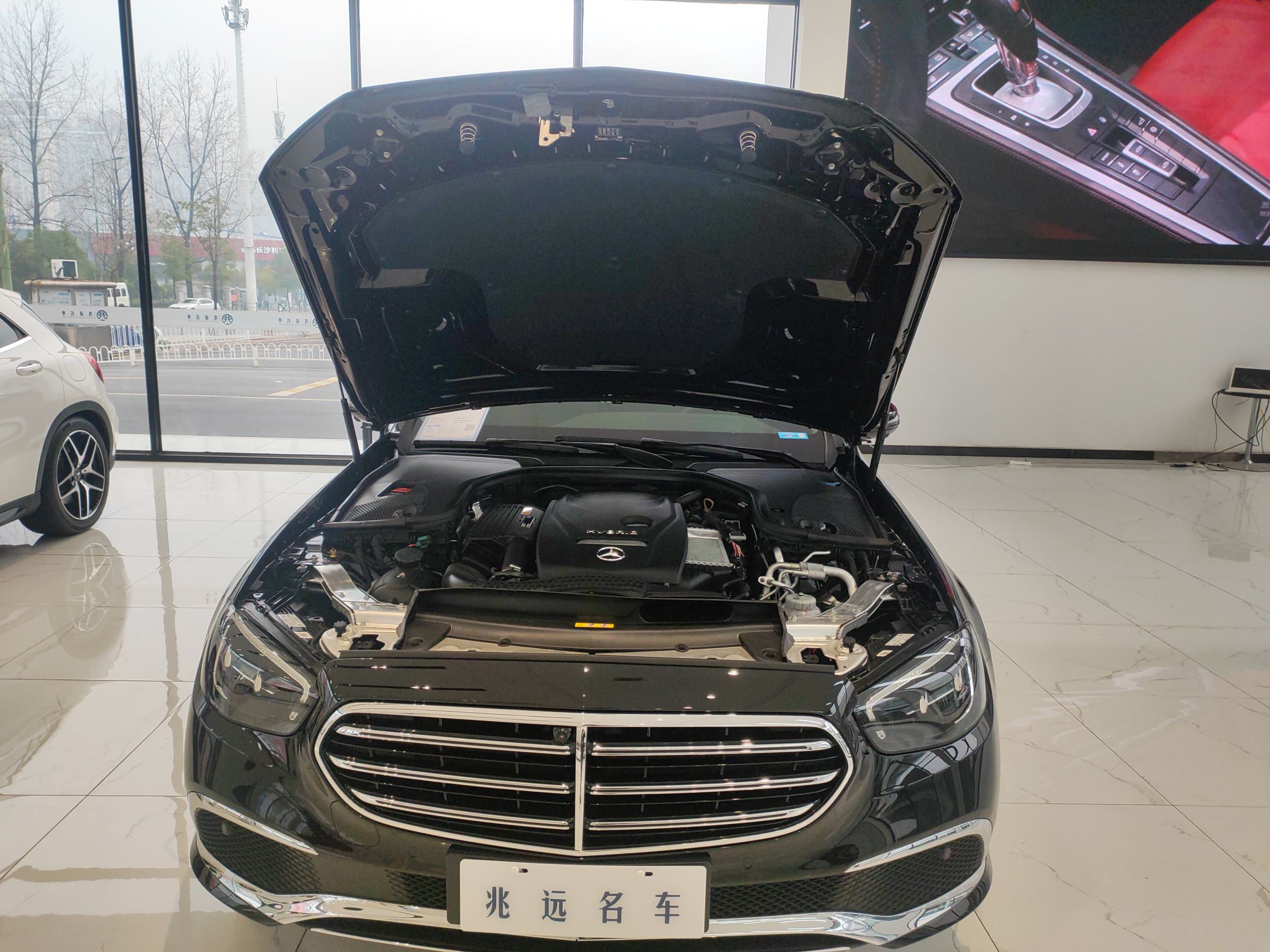 奔驰E级新能源 2022款 改款三 E 350 e L 插电式混合动力轿车