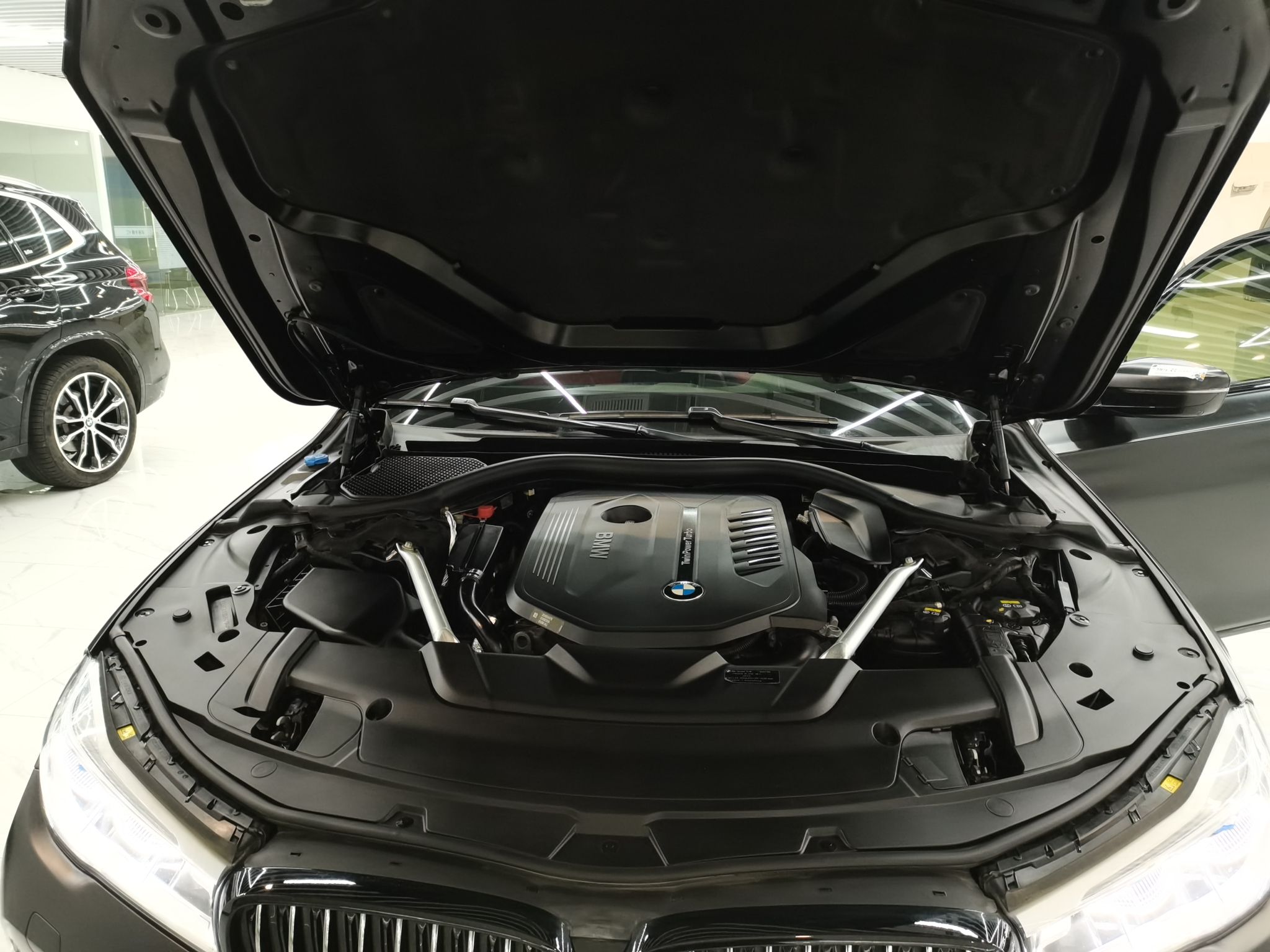 宝马7系 2018款 740Li xDrive 尊享型 M运动套装 黑焰版(进口)