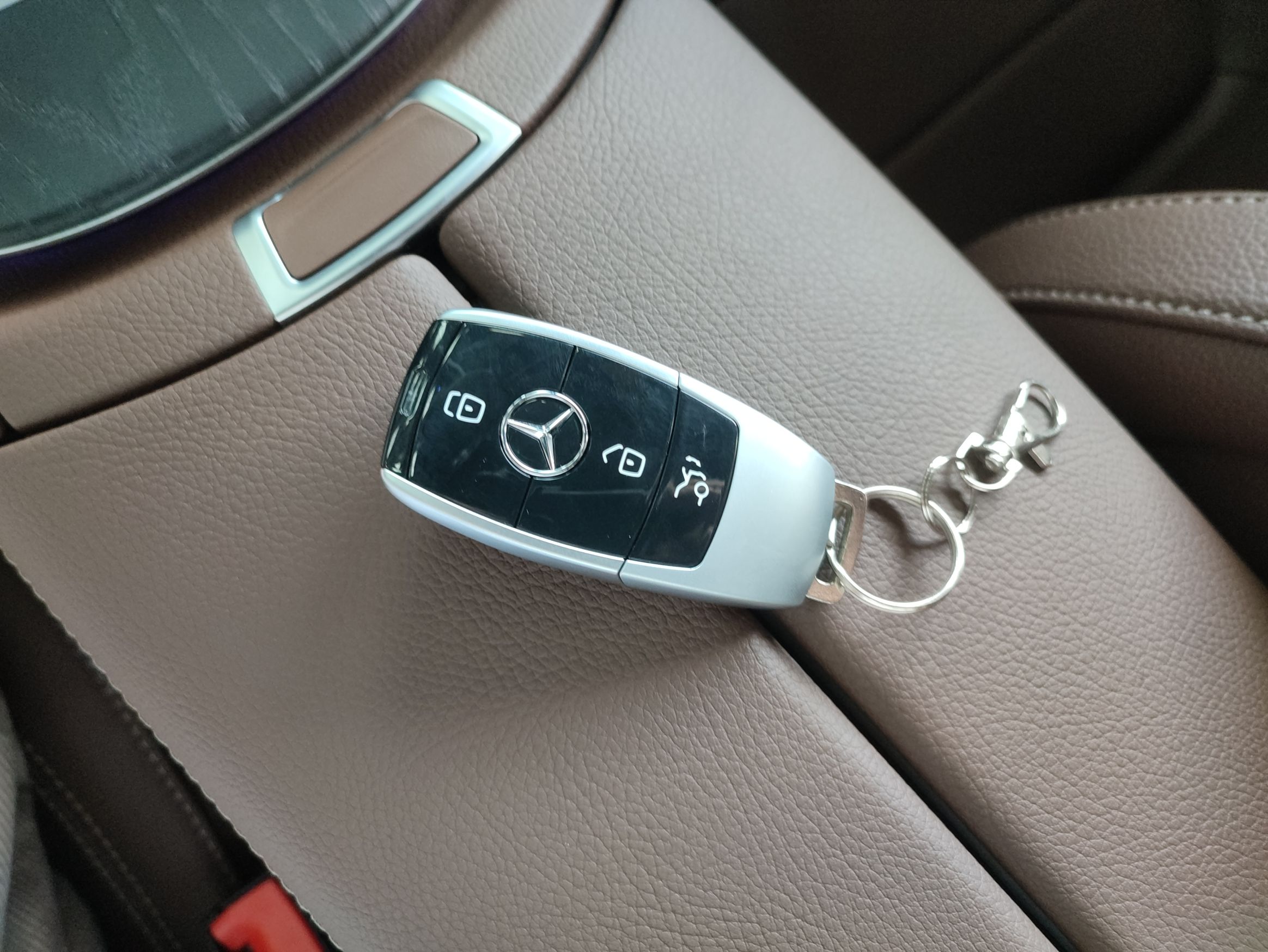 奔驰E级 2022款 改款三 E 300 L 运动时尚型