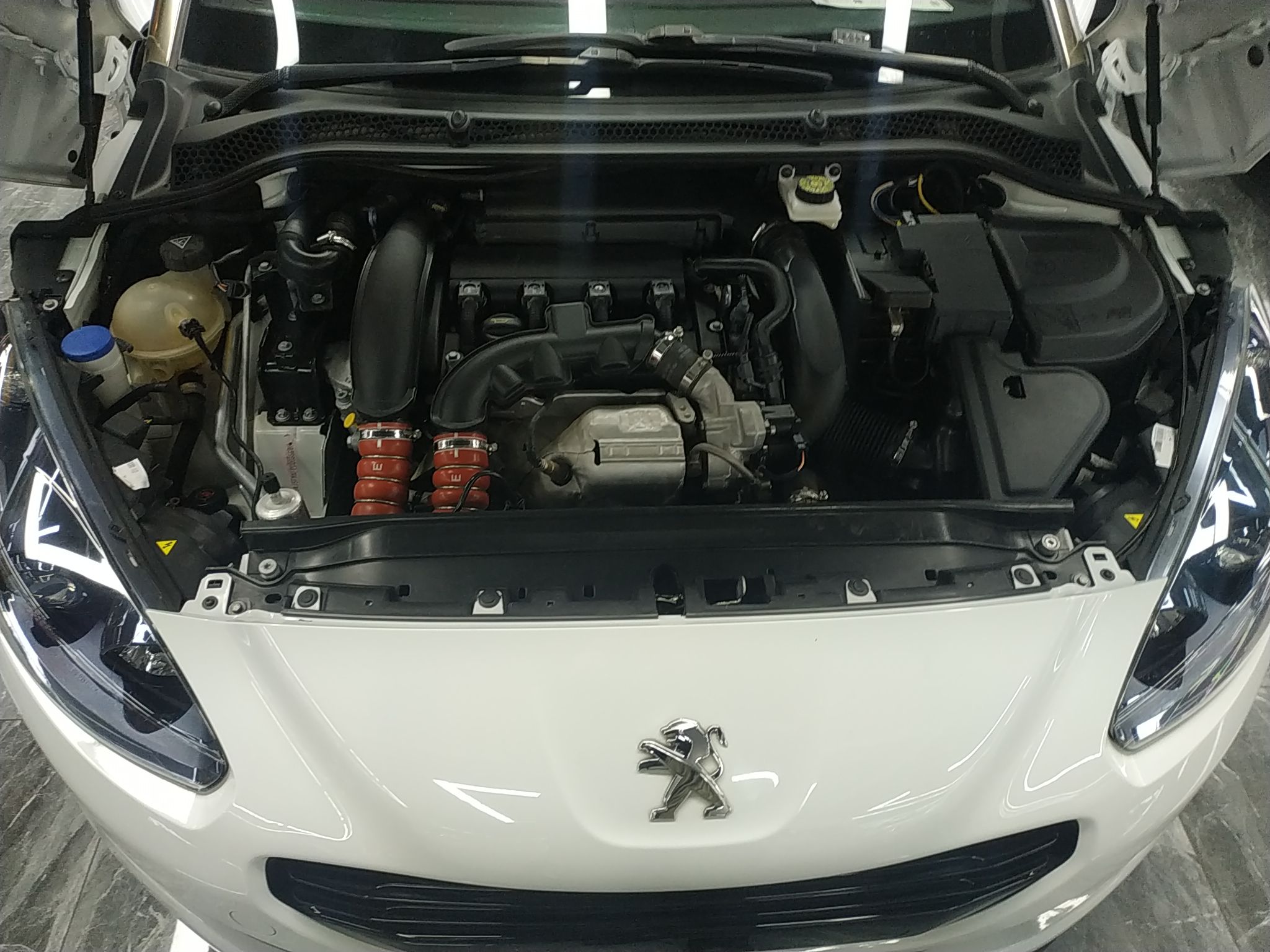 标致RCZ 2014款 1.6T 豪华版深色风格(进口)