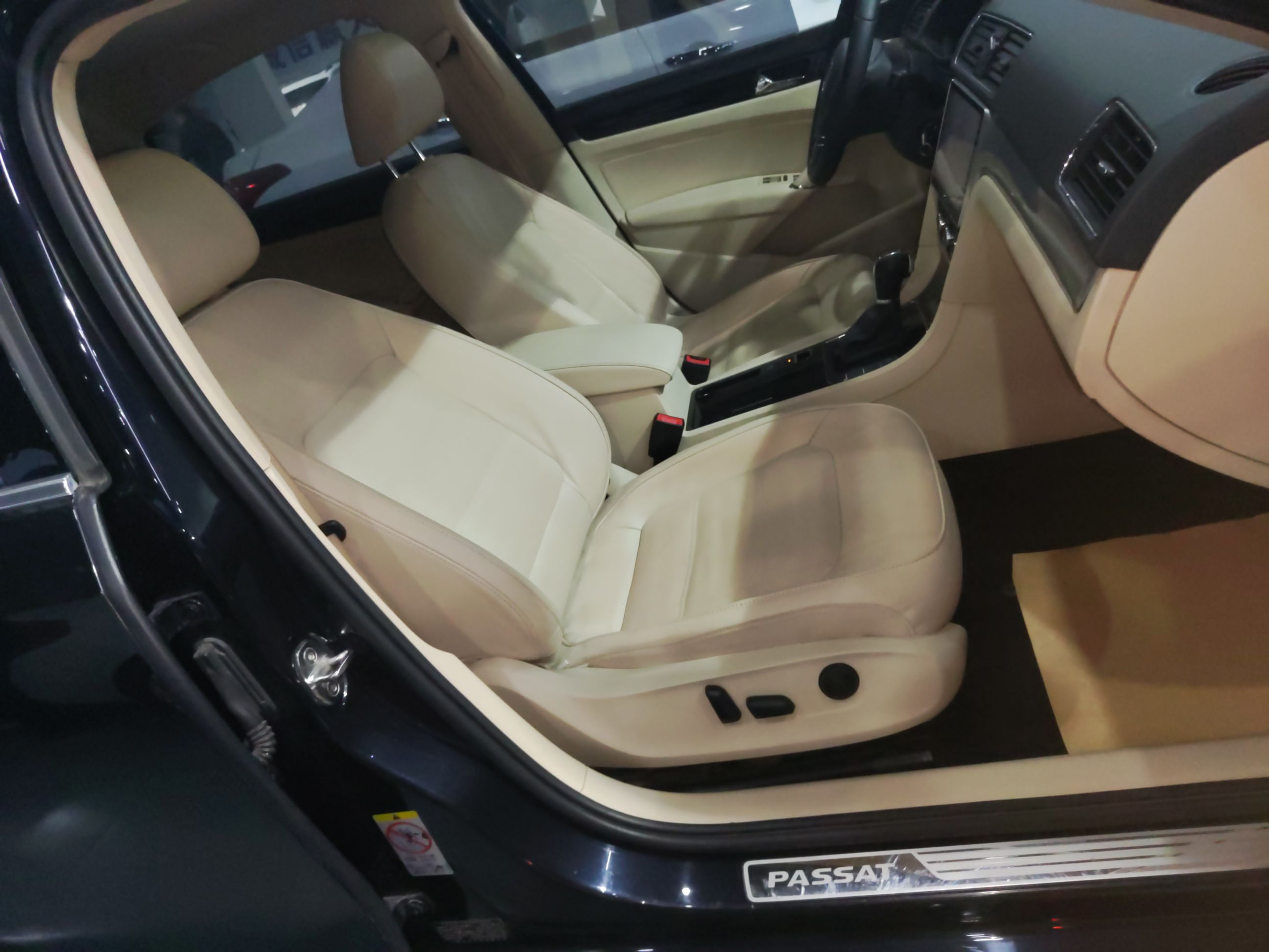 大众 帕萨特 2015款 1.8TSI DSG尊荣版