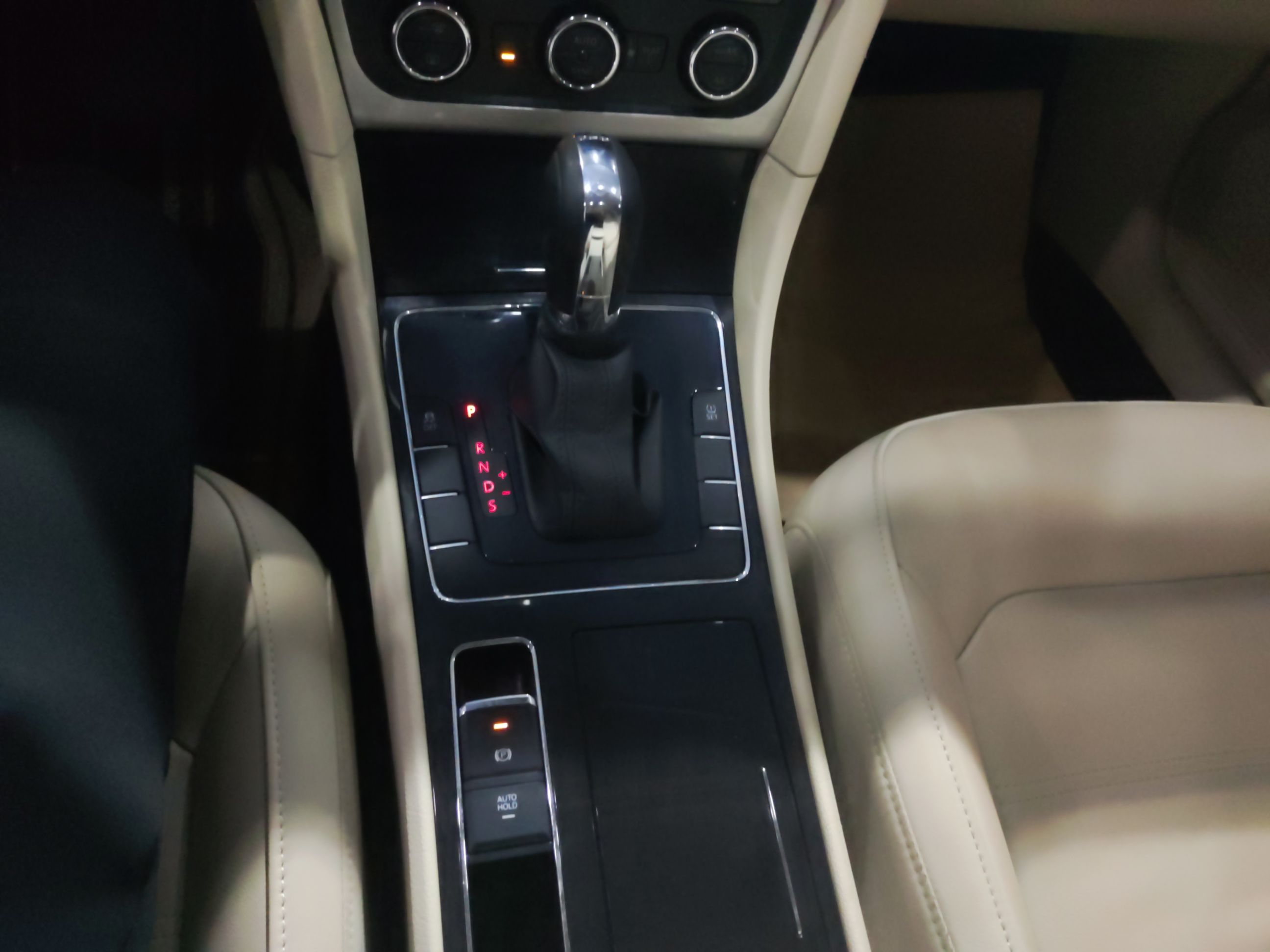 大众 帕萨特 2015款 1.8TSI DSG尊荣版