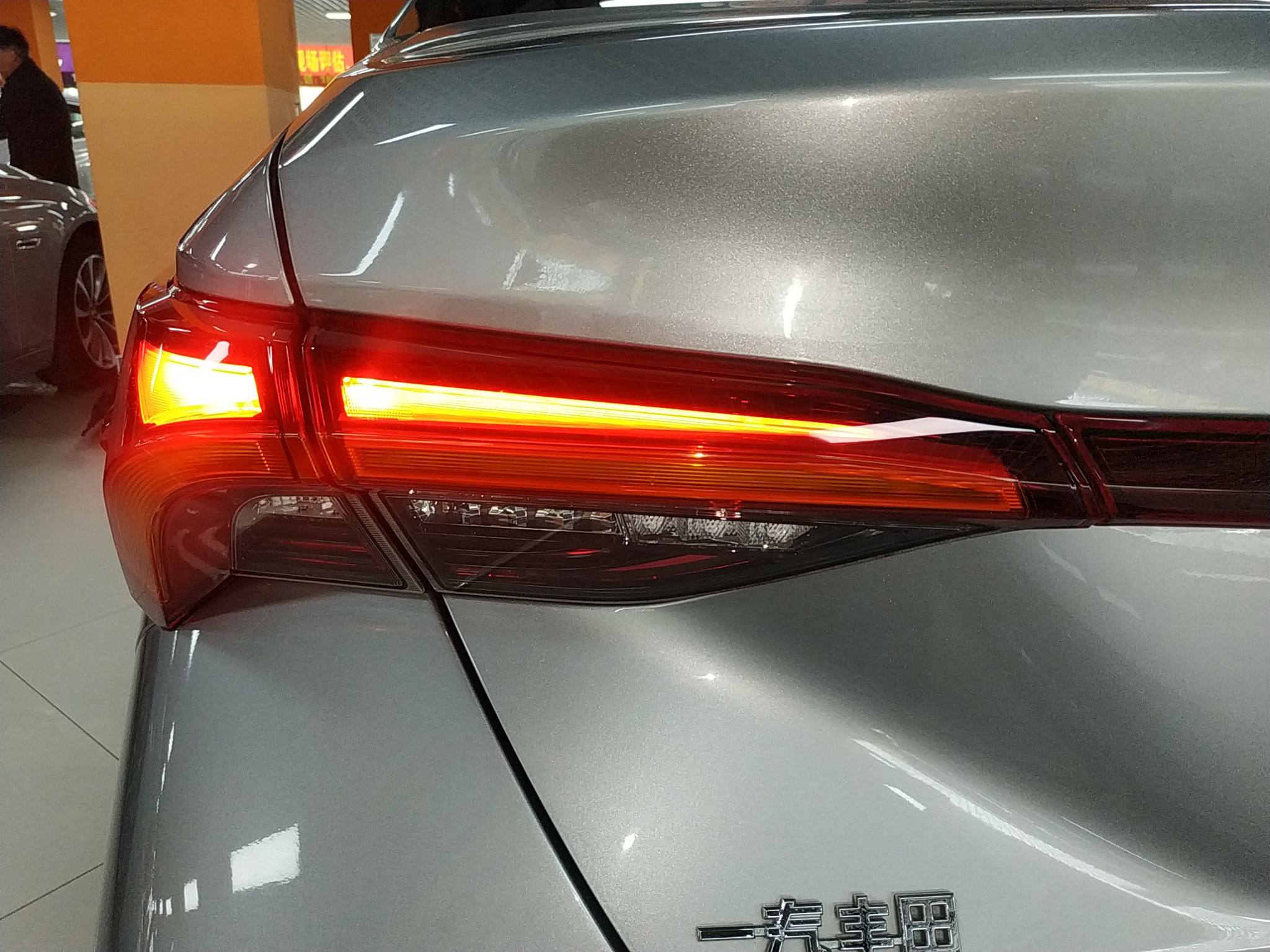 丰田 亚洲龙 2019款 双擎 2.5L XLE尊贵版 国VI