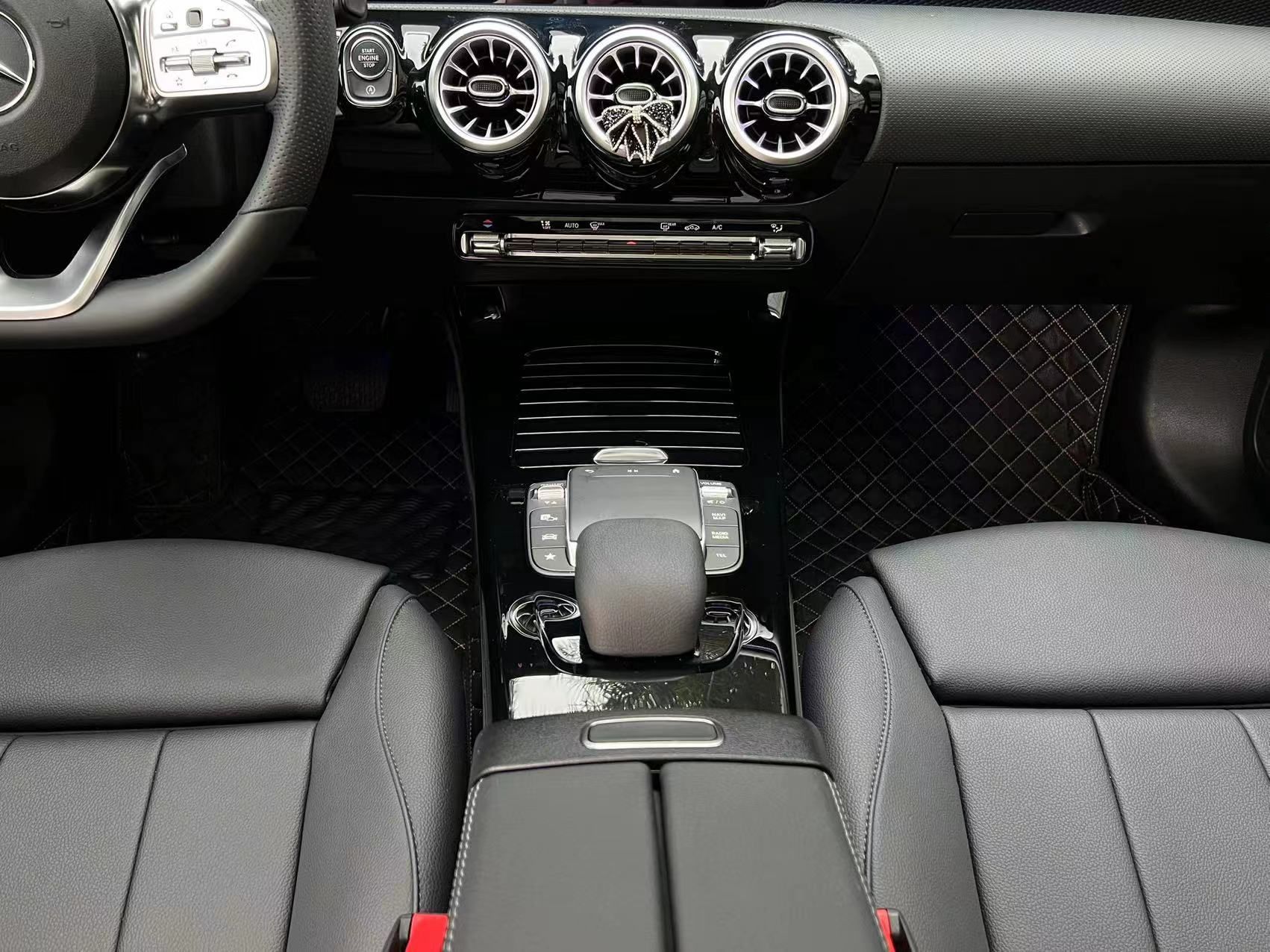 奔驰A级 2022款 改款 A 200 L 运动轿车时尚型