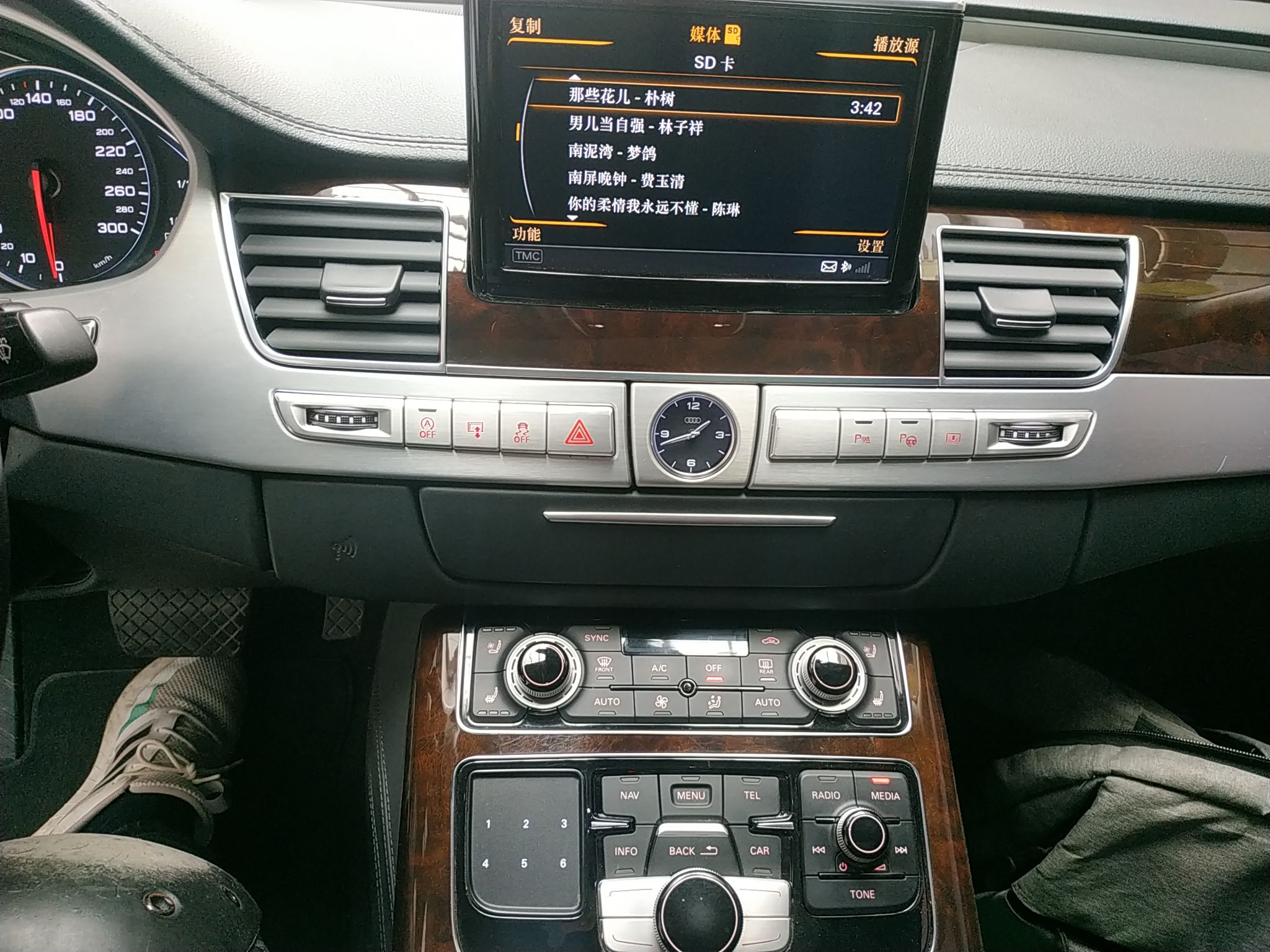 奥迪A8 2014款 A8L 6.3 FSI W12 quattro旗舰型(进口)