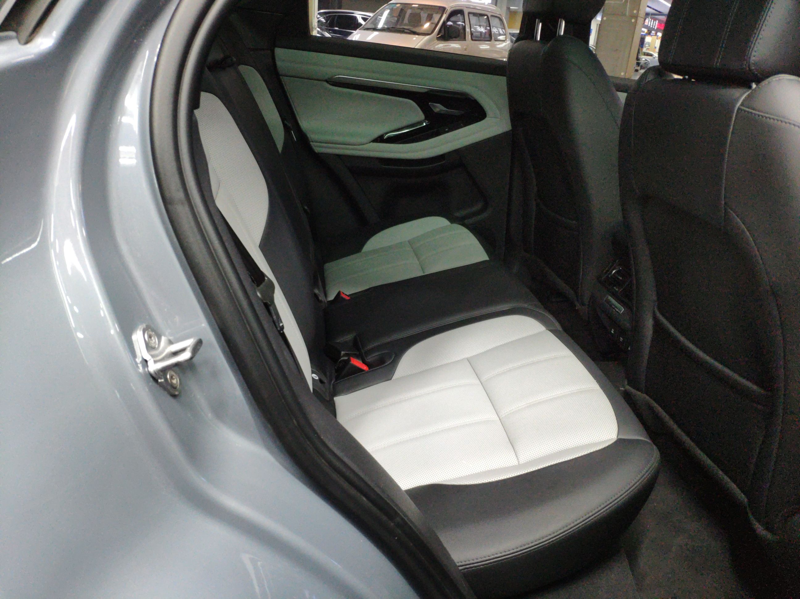 路虎 揽胜极光 2020款 249PS R-DYNAMIC S 曜黑运动科技版