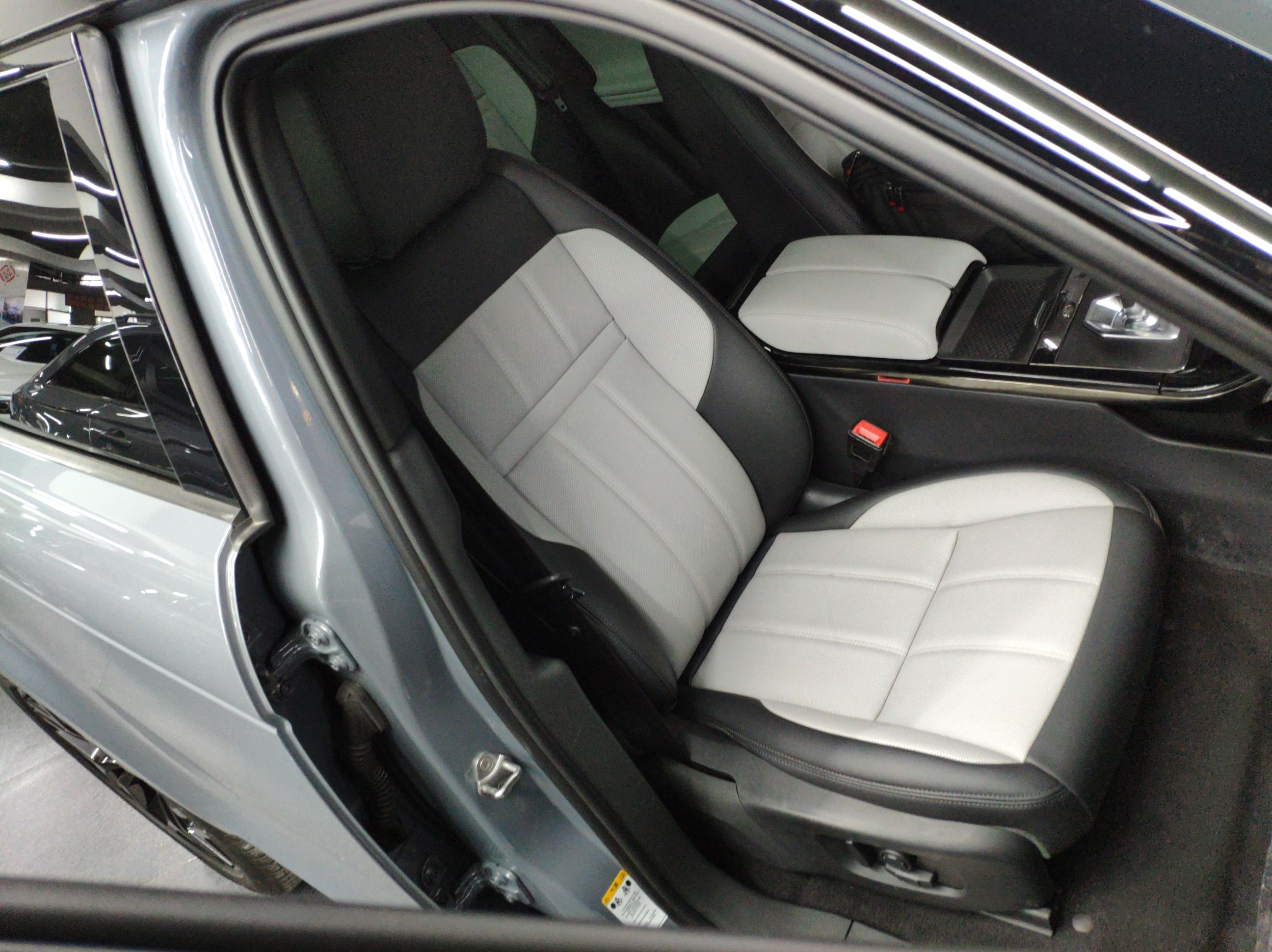 路虎 揽胜极光 2020款 249PS R-DYNAMIC S 曜黑运动科技版