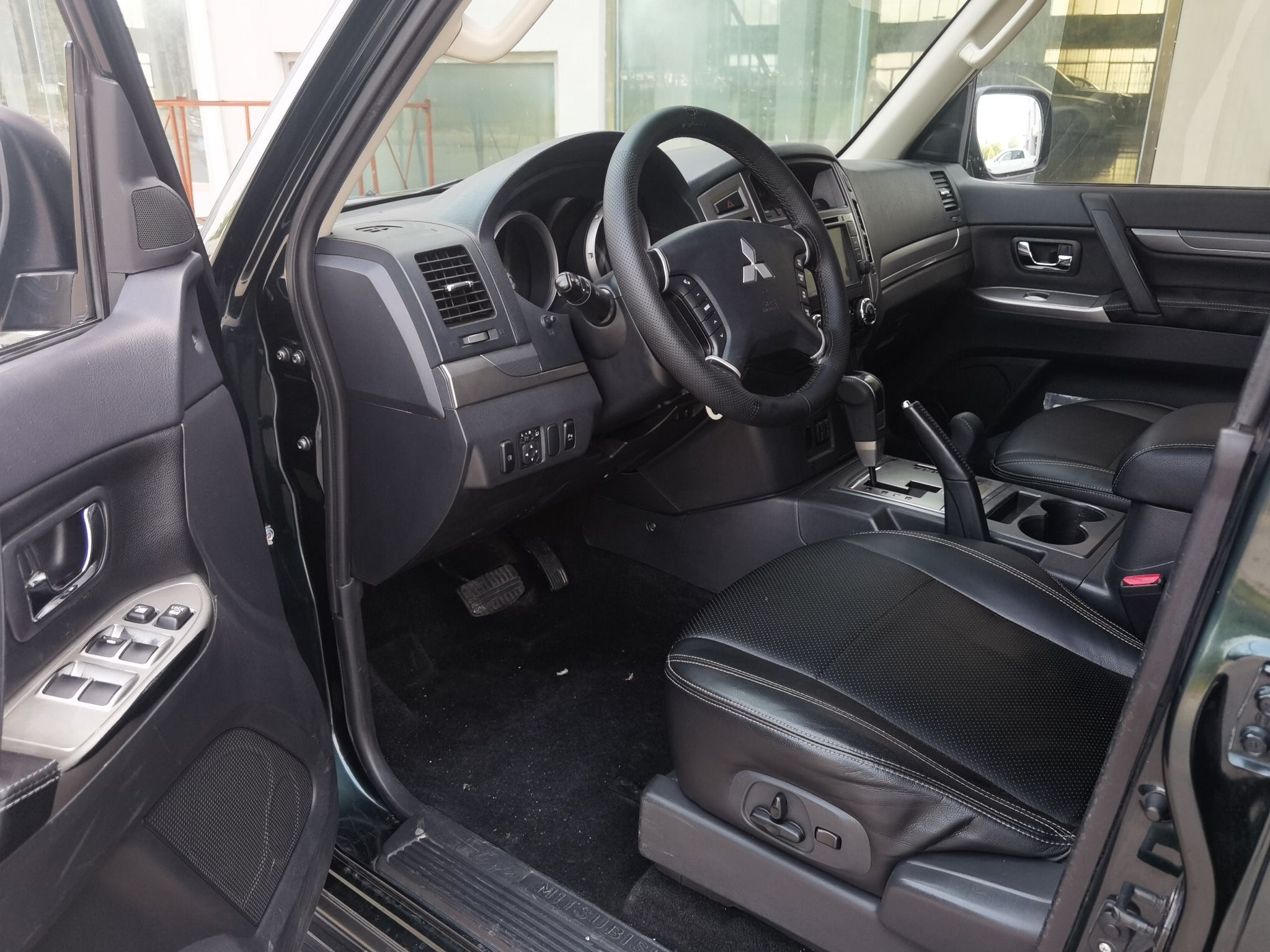 三菱 帕杰罗 2016款 3.0L 自动标准版 国V(进口)