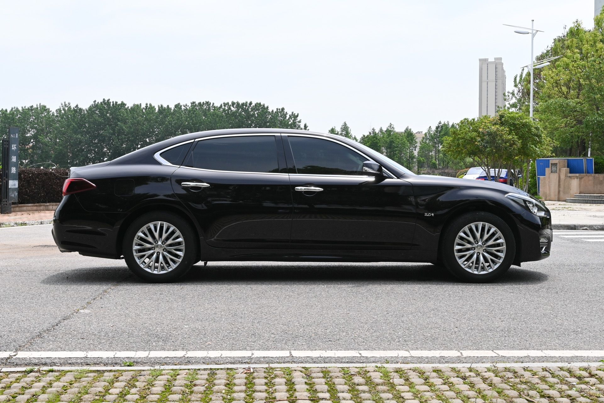 英菲尼迪Q70L 2019款 Q70L 2.0T 精英版 PLUS(进口)