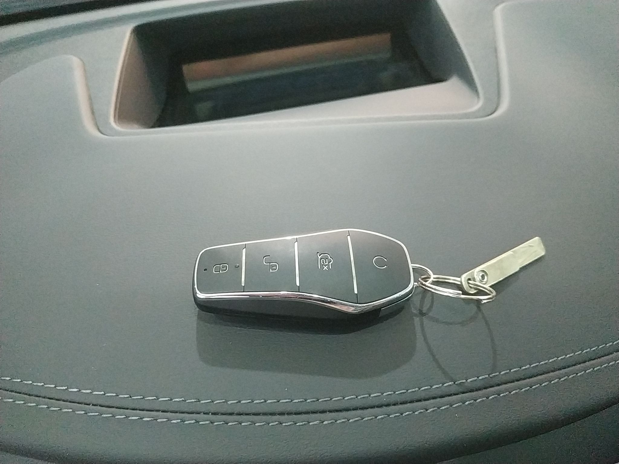 比亚迪 汉 2022款 EV 创世版 610KM四驱尊享型