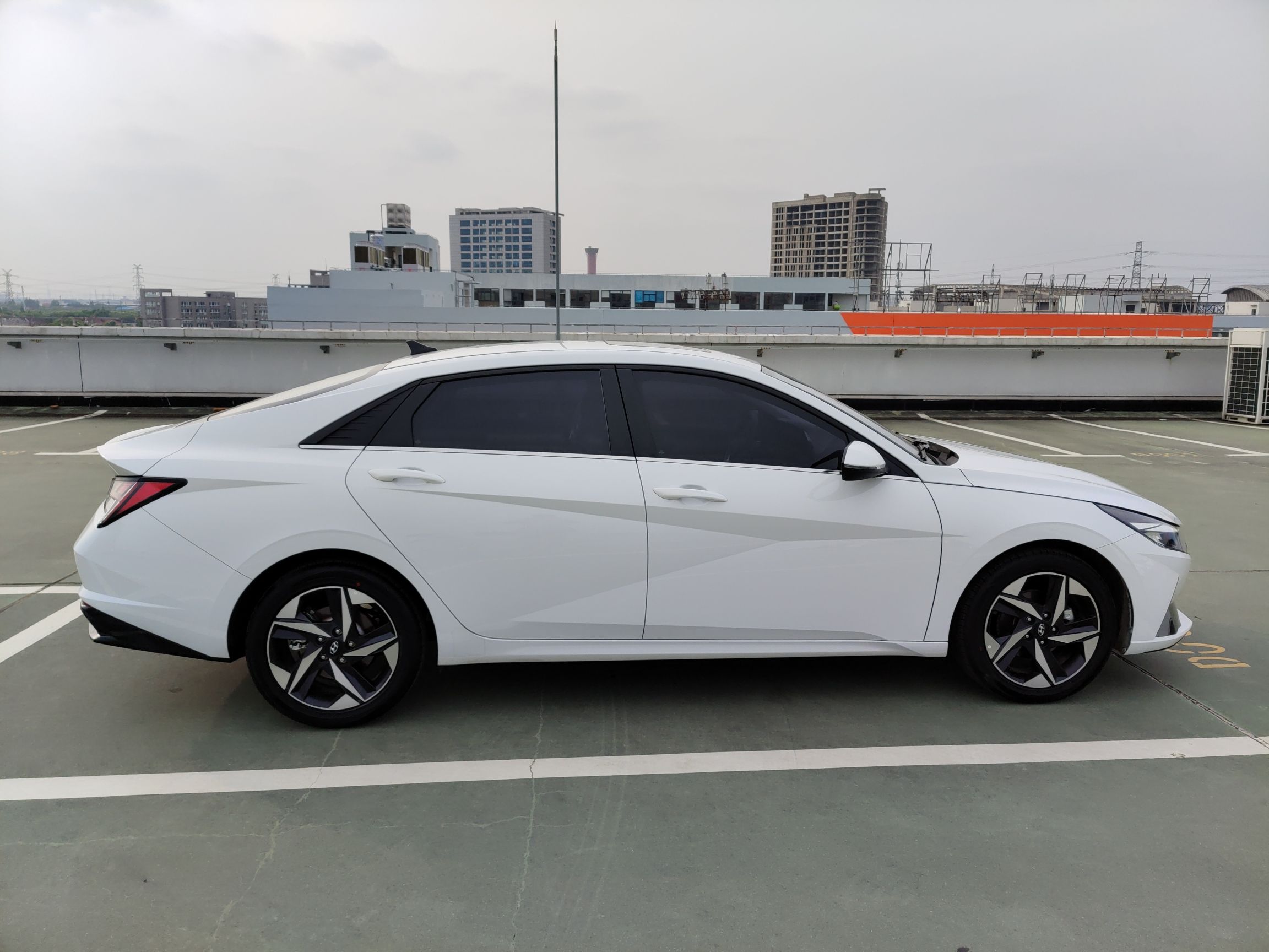 现代 伊兰特 2022款 1.5L CVT LUX尊贵版