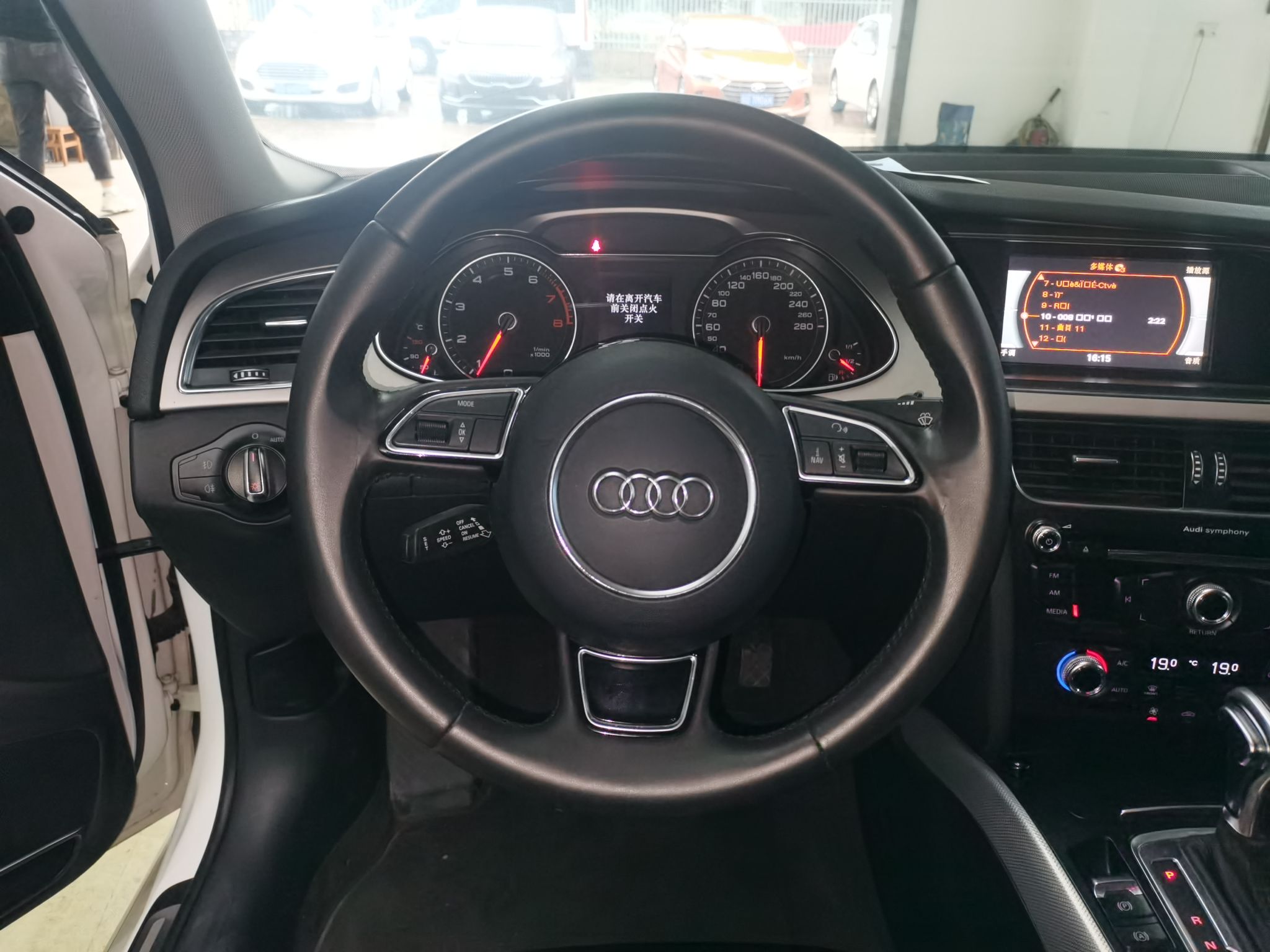 奥迪A4L 2015款 35 TFSI 自动标准型