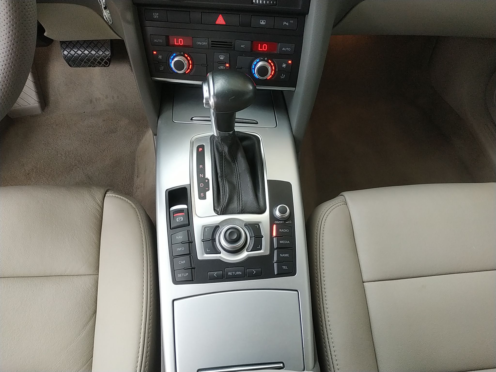 奥迪A6L 2011款 2.0 TFSI 自动标准型