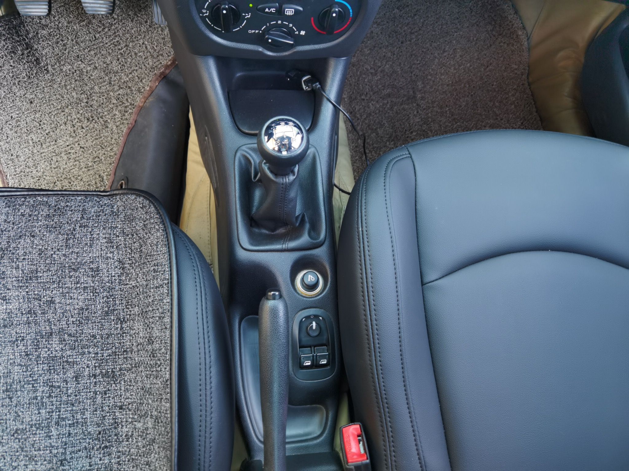 标致207 2011款 三厢 1.4L 手动驭乐版