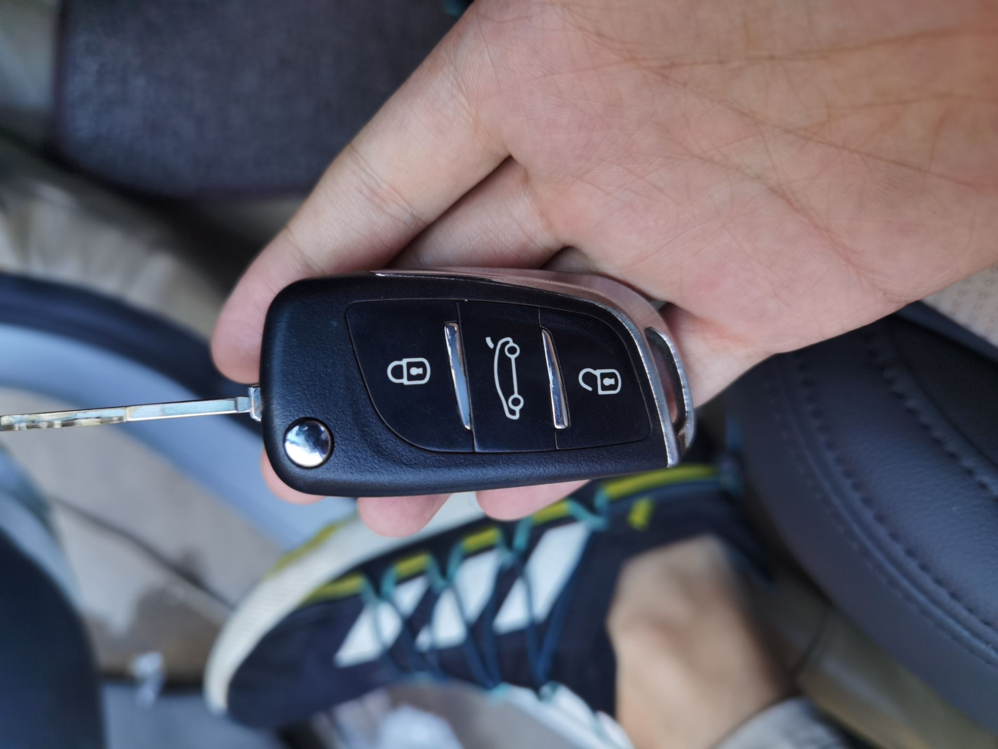 标致207 2011款 三厢 1.4L 手动驭乐版